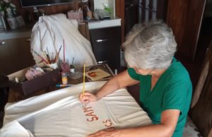 Dona Carmen doa parte do seu tempo para ajudar