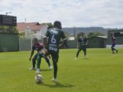 Com portões fechados