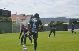 Com portões fechados