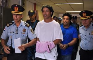 Justiça concede prisão domiciliar para Ronaldinho e Assis