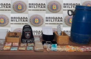 Mulher é detida com drogas e dinheiro