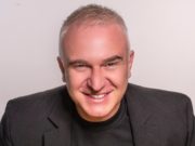 Especialista bate-papo online sobre marketing