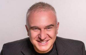 Especialista bate-papo online sobre marketing