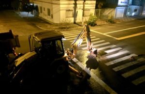 Vazamento de água é registrado nesta noite na Rua Carlos Trein Filho em Santa Cruz