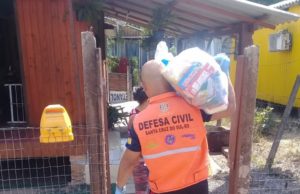 Cerca de 1 mil alunos em vulnerabilidade recebem cestas básicas em Santa Cruz