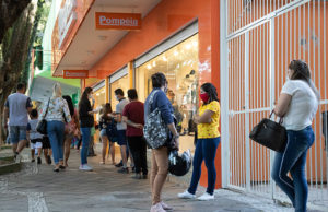 Comércio reabre com novas regras em Santa Cruz