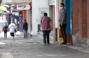 Comércio reabre na segunda, com restrições