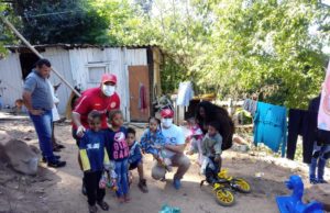Torcedores colorados entregam doações