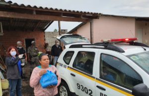 Rotary Santa Cruz e BM entregam alimentos para famílias carentes