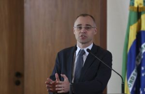 Bolsonaro nomeia André Mendonça para a Justiça e Ramagem para a PF