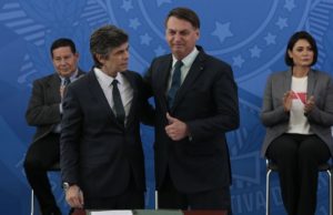 Bolsonaro dá posse ao novo ministro da Saúde