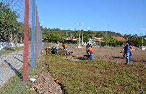 Prefeitura inicia colocação de leivas no campo do Bom Jesus
