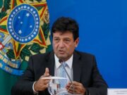 Bolsonaro pretendia alterar bula de cloroquina, afirma Mandetta