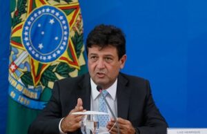 Bolsonaro pretendia alterar bula de cloroquina, afirma Mandetta