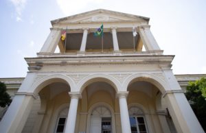 Gabinete de Emergências mantém regras para restaurantes, clubes e instituições religiosas