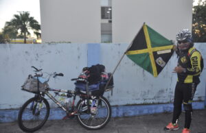 Paulista tenta dar volta na América de bicicleta