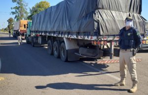 Caminhoneiros são vacinados nas rodovias federais gaúchas