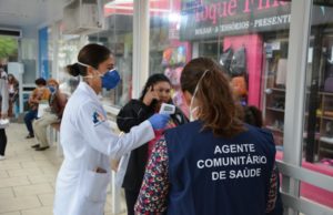 Em um dia, mais de 1 mil pessoas passaram por triagens no Centro de Santa Cruz