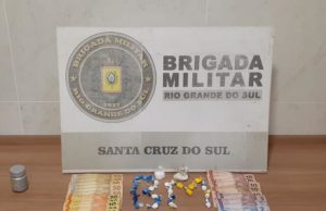 BM de Santa Cruz prende homem com 25 buchas de cocaína no centro