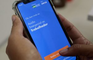Bolsonaro sanciona com vetos lei que amplia auxílio emergencial