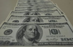Dólar fecha acima de R$ 5,90 pela primeira vez na história