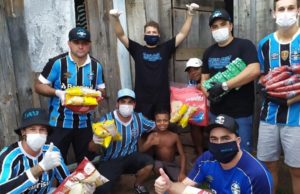 Torcedores gremistas de Santa Cruz realizam campanha do agasalho