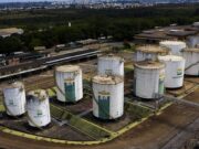 Preço da gasolina da Petrobras para distribuidoras sobe 12%