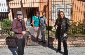 No portão de casa, serenata para as mães