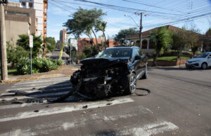 Série de acidentes em esquina preocupa moradores