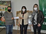 Afubra: Escola recebe cheque de R$ 8 mil da coleta do Bolsa de Sementes