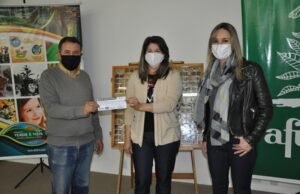 Afubra: Escola recebe cheque de R$ 8 mil da coleta do Bolsa de Sementes