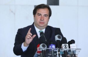 Maia aguarda proposta do governo para debater prorrogação de auxílio emergencial