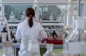 Estudo britânico identifica remédio que pode reduzir mortes de pacientes graves com Covid-19