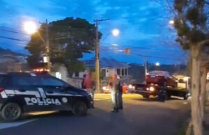 Homem sofre ataque a tiros no centro