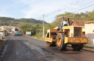 Primeira rua do Loteamento Motocross começa a receber o asfalto