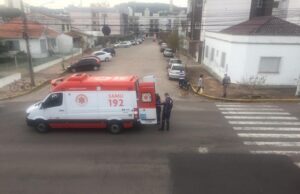 Acidente entre carro e moto é registrado na Rua Carlos Trein Filho