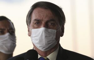 Bolsonaro sanciona lei que torna obrigatório o uso de máscara