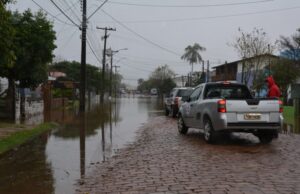 Defesa Civil de Santa Cruz auxilia na remoção de famílias no Bairro Várzea