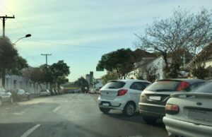 Motoristas estacionam de forma irregular na Rua Tiradentes em Santa Cruz
