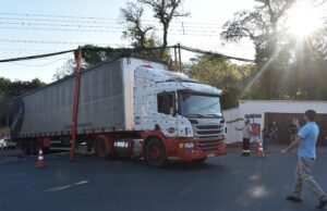 Carreta rompe fios no Bairro Higienópolis