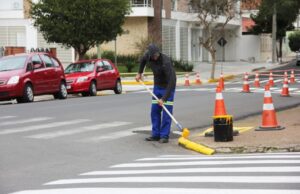 Prefeitura reforça pintura de faixas de segurança no Bairro Santo Inácio