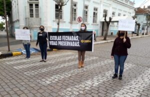 Cpers realiza ato contra calendário de retorno das aulas