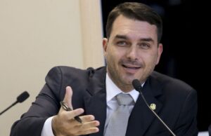 Senador Flávio Bolsonaro testa positivo para Covid-19