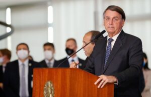 Bolsonaro fala em estender auxílio emergencial até o final do ano