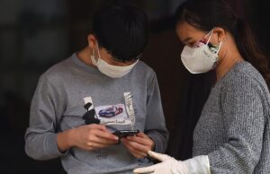 Índice de jovens com covid-19 no mundo triplica em 5 meses, diz OMS