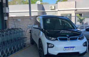 Supermercado de Santa Cruz oferece abastecimento de carros elétricos aos clientes