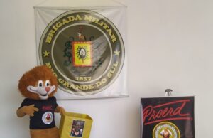 Mascote do Proerd da BM realiza entrega das caixas para arrecadação de brinquedos