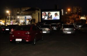 Sábado foi de cinema drive-in em Santa Cruz