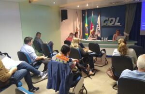 CDL Santa Cruz apresenta as propostas dos prefeituráveis para o comércio