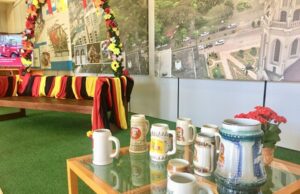 Exposição reúne imagens e objetos da Oktoberfest. Veja fotos